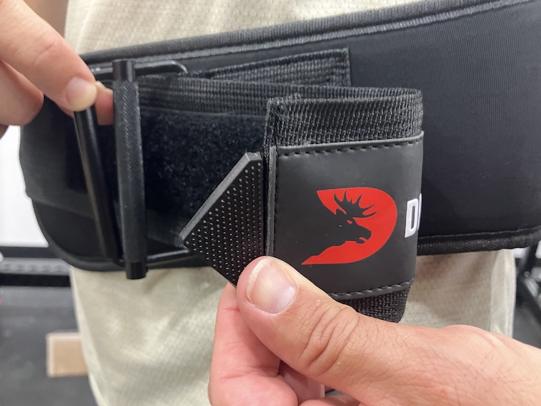 The locking mechanism of the DMoose 2-In-1 Neoprene Weightlifting Belt.